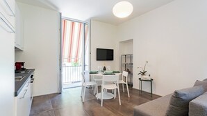Un apartamento moderno con cocina, comedor y sala de estar.