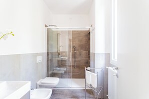 Apartment (1 Bedroom) | Bathroom | Shower, bidet, towels, soap - Amazing Cernobbio by Rent all Como (Cernobbio)