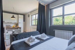 Leilighet (0 Bedroom) | Oppholdsområde | En 32-tommers Flatskjerm-TV med kabel-kanaler