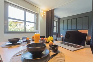 Apartment (0 Bedroom) | Wohnbereich | 32-Zoll-Flachbildfernseher mit Kabelempfang