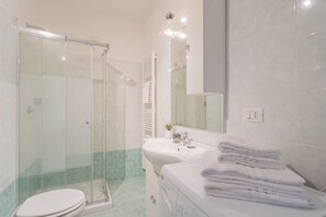 Apartment (0 Bedroom) | Bathroom | Shower, free toiletries, bidet, towels - Black Loft Como by Rent all Como (Como)