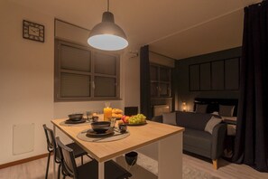 Apartment (0 Bedroom) | Wohnbereich | 32-Zoll-Flachbildfernseher mit Kabelempfang