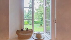 A room with a large window overlooking a garden. - Villa Riva Bellagio With Pool by Rent all Como (Bellagio)