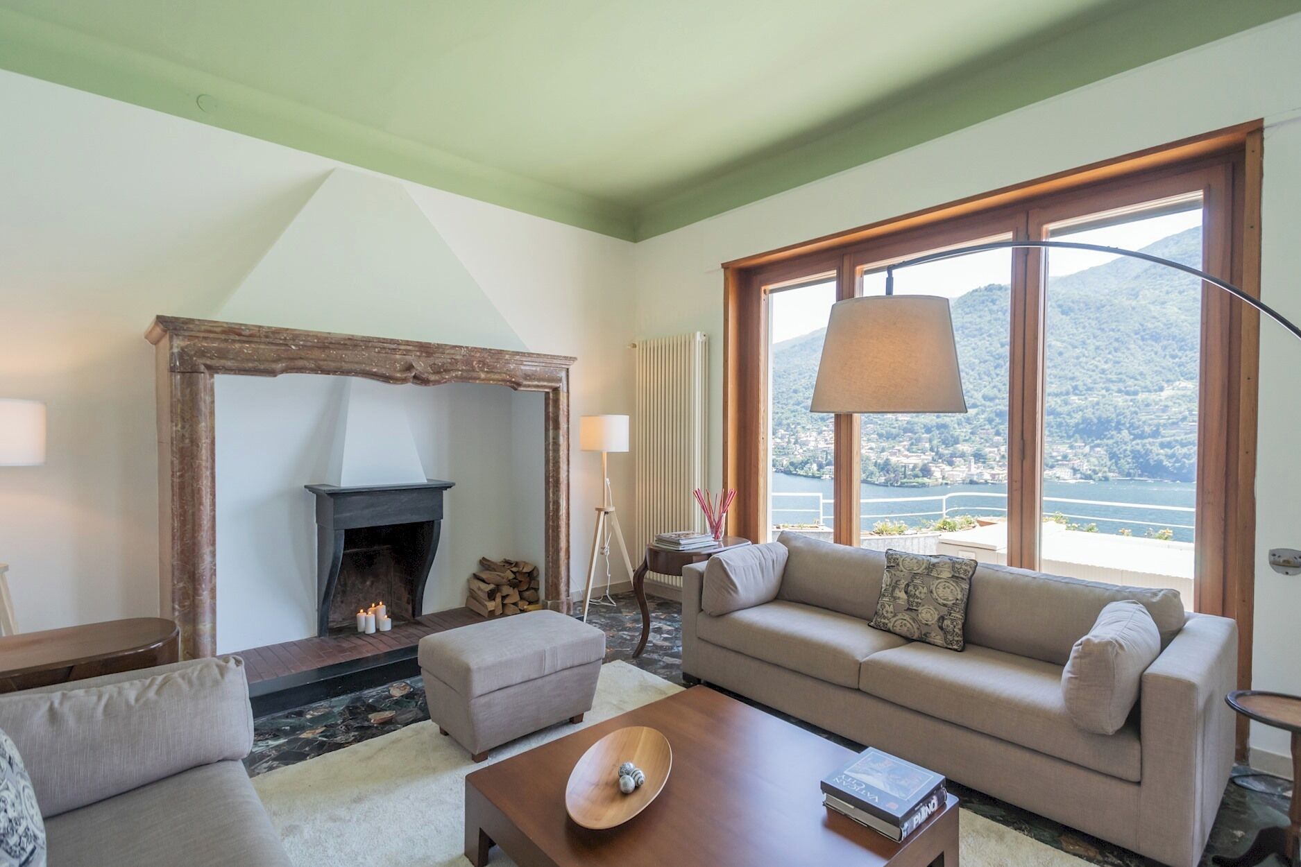 Villa (Multiple Bedrooms) | Opholdsområde | 32-tommers fladskærms-tv med kabelkanaler, bordtennisbord