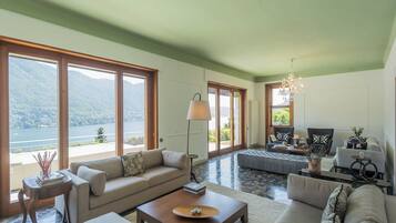 ๋น๋ผ (Multiple Bedrooms) | ๊ฑฐ์ค ๊ณต๊ฐ | ์ผ์ด๋ธ ์ฑ๋ ์์ฒญ์ด ๊ฐ๋ฅํ 32์ธ์น ํ๋ฉด TV, ํ๊ตฌ