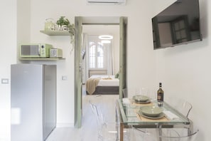 Appartement, balcon (Green Suite) | Coin séjour | Télévision de 32 pouces avec chaînes par câble