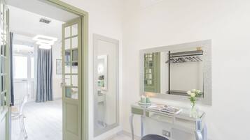 1 habitación, tabla de planchar con plancha y ropa de cama