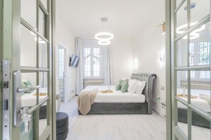 Apartamento, sacada (Green Suite) | 1 quarto, ferros/tábuas de passar roupa, roupa de cama