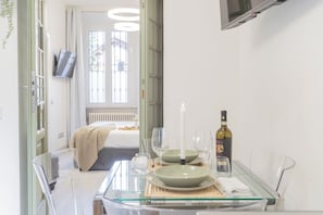 Appartement, balcon (Green Suite) | Coin séjour | Télévision de 32 pouces avec chaînes par câble