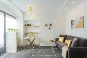 Apartment (Gold Suite) | Living area | 32-inch flat-screen TV with cable channels - Como Dreams Apartments by Rent all Como (Como)