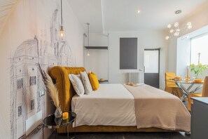 Apartment (Duomo Suite) | Living area | 32-inch flat-screen TV with cable channels