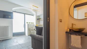 Apartment (Gold Suite) | Badezimmer | Dusche, Bidet, Handtücher, Seife