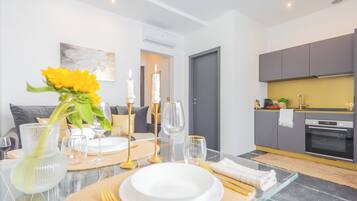 Apartment (Gold Suite) | Private kitchenette | Oven, espresso maker, electric kettle