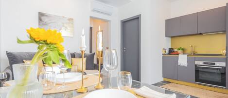 Departamento (Gold Suite) | Cocineta privada | Horno, cafetera de espresso y tetera eléctrica