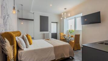 Apartment (Duomo Suite) | Living area | 32-inch flat-screen TV with cable channels