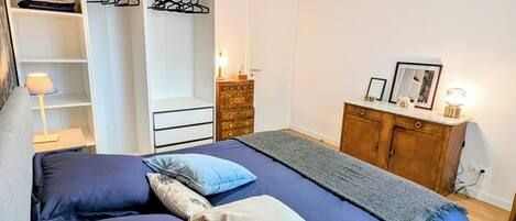 2 bedrooms, travel cot, WiFi, bed sheets