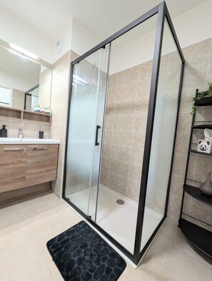 Shower, towels, shampoo, toilet paper - Elegant new 3-room apartment - Close to Paris, Disneyland Paris and Orly airport (Saint-Maur-des-Fossés)