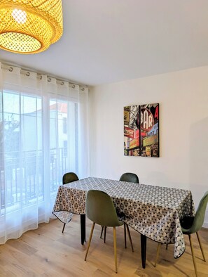 Dining - Elegant new 3-room apartment - Close to Paris, Disneyland Paris and Orly airport (Saint-Maur-des-Fossés)