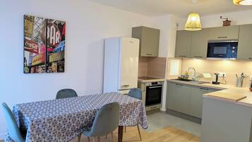 Réfrigérateur, micro-ondes, four, plaque de cuisson