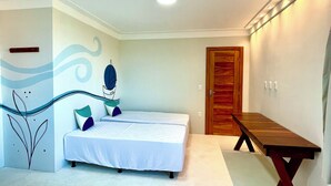 Une chambre à coucher avec un lit, un banc et une porte.