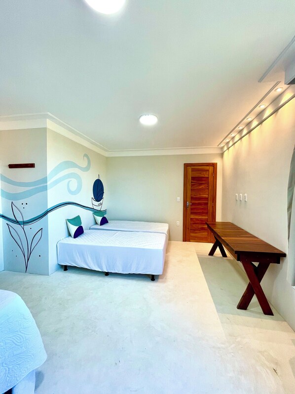 Une chambre à coucher avec un lit, un banc et une porte.