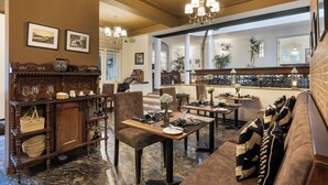 Un espace repas avec des meubles en bois, des lustres et un sol en marbre.