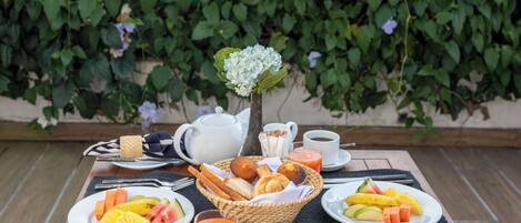 Desayuno completo diario (USD 15 por persona)