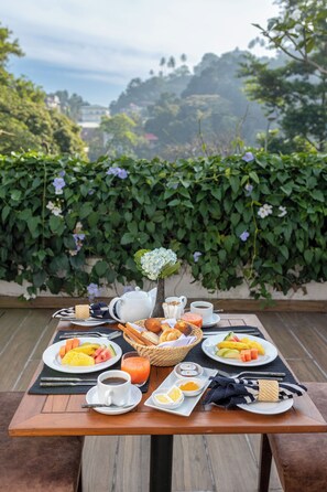 Petit déjeuner complet (15 USD par personne)