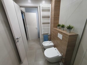 SĂšche-cheveux, bidet, savon, papier toilette