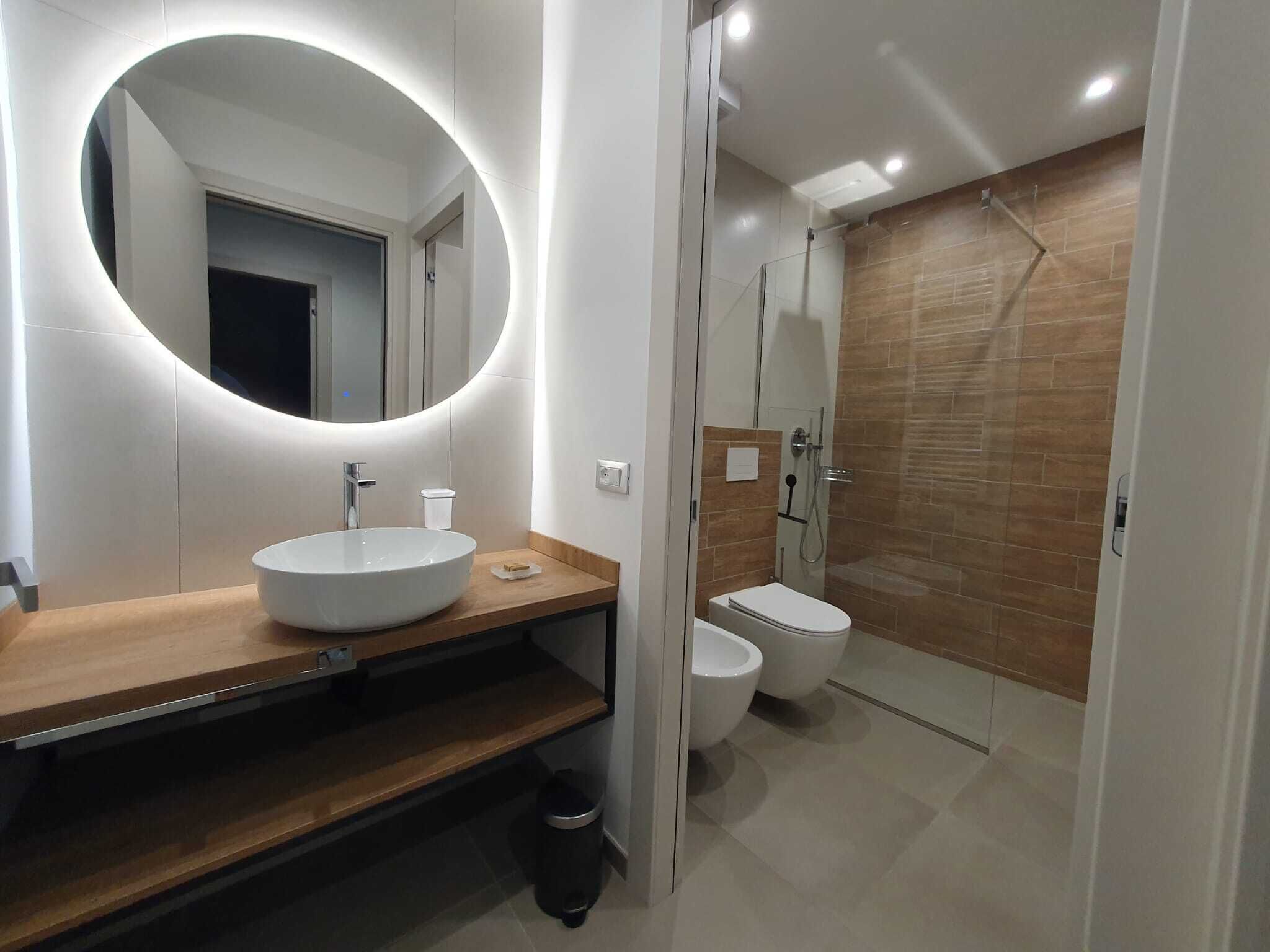 Douche, sèche-cheveux, bidet, serviettes fournies