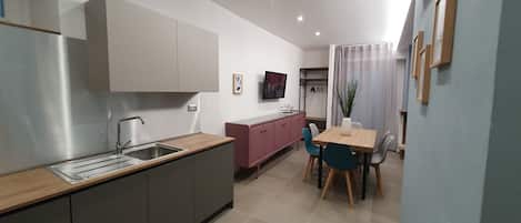 冷蔵庫、電子レンジ、オーブン、コンロ