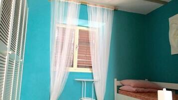 2 quartos, cofres nos quartos, ferros/tábuas de passar roupa