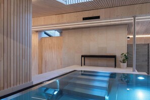 Una piscina cubierta