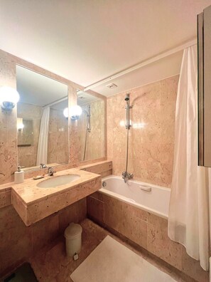 Hair dryer, towels - ambre d'or appartement (Cannes)