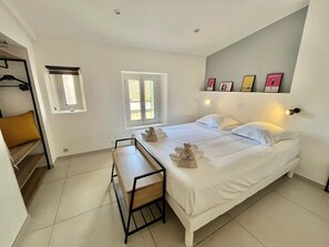 Iron/ironing board, free WiFi, bed sheets