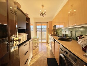 Fridge, microwave, oven, stovetop - Vintage apartment - La Croisette (Cannes)