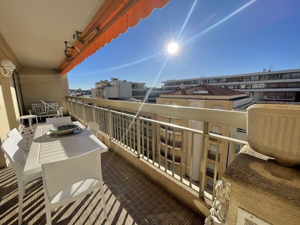Outdoor dining - Vintage apartment - La Croisette (Cannes)