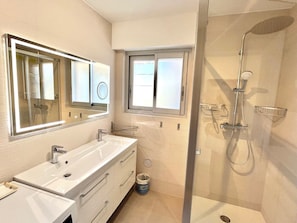 Douche, sèche-cheveux, serviettes fournies