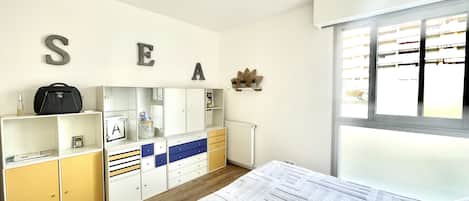 Tabla de planchar con plancha, wifi gratis y ropa de cama