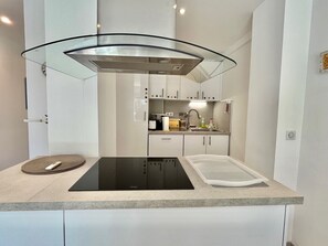 Réfrigérateur, micro-ondes, four, lave-vaisselle