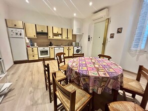 Dining - woody (Cannes)