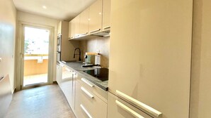 Coffee/tea maker, fridge, microwave, oven - astoria (Cannes)