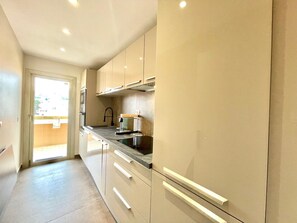 Réfrigérateur, micro-ondes, four, lave-vaisselle