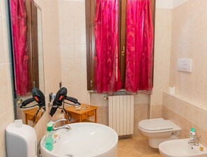 Shower, hair dryer, bidet, towels - IN LOVE Apartment (Montichiari)