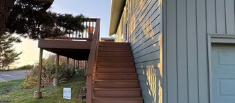 Gem of Yachats! Great view and location, dog friendly and cozy fireplace!