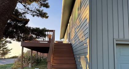 Gem of Yachats! Great view and location, dog friendly and cozy fireplace!