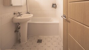 Une salle de bain avec une baignoire, un lavabo et des toilettes.