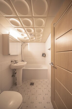 Deluxe Double Room | Bathroom | Free toiletries, hair dryer, towels, soap