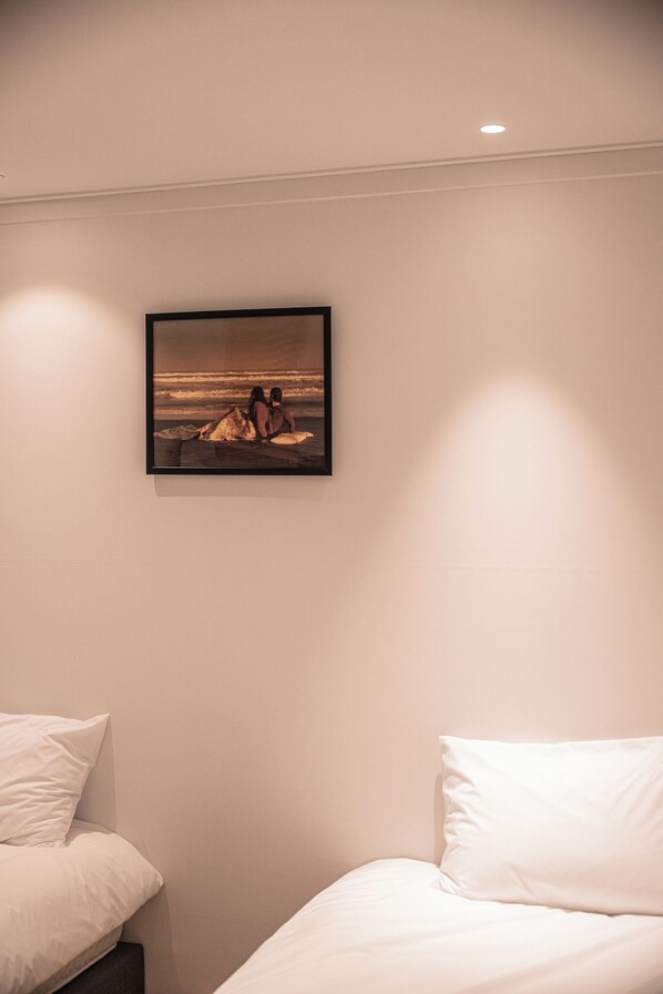 A bedroom with a single bed, a framed picture on the wall, and a ceiling light. - Stay A Hotel Gwangan (Busan)