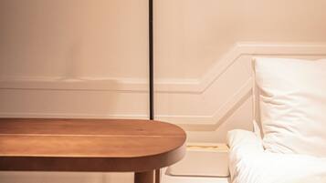 Bureau, espace de travail pour ordinateur portable, Wi-Fi gratuit